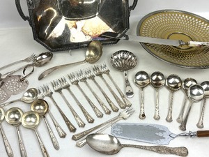 lot 250 image: Assortment of Vintage Silver Plate Items
