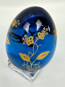 lot 7 image: Baccarat Blue Crystal Egg with Gold Floral Detailing