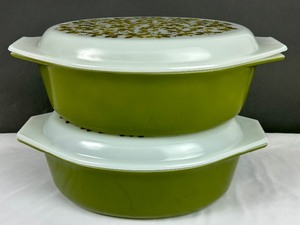 lot 344 image: Two Vintage Olive Pattern Pyrex Casserole Dishes