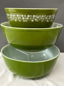 lot 337 image: Three Vintage Green Pyrex Mixing Bowls