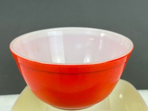 lot 273 image: Pyrex Blue 5 Mixing Bowl, Pyrex Red Mixing Bowl and Pyrex Yellow Square Dish