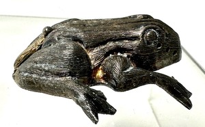 lot 274 image: Vintage Small Sterling Frog Shaped SaltPepper Shaker