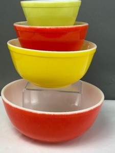 lot 272 image: Set of Pyrex Nesting Mixing Bowls