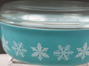 lot 265 image: Vintage Pyrex Blue Snowflake Pattern 1.5 Quart Casserole Dish