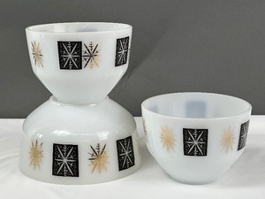 lot 264 image: Set of Three Mid Century Modern Federal Atomic Pattern Glass Mixing Bowls