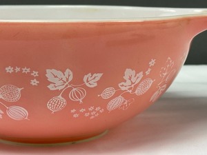 lot 266 image: Vintage Pyrex Gooseberry 4 Quart Mixing Bowl