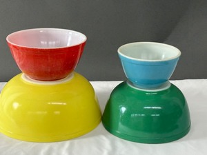 lot 267 image: Vintage Pyrex Primary Colors Nesting Mixing Bowl Set