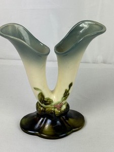 lot 260 image: Vintage Double Spout Hull Vase