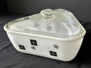 lot 252 image: Vintage Inland Glass Triangle Shaped Covered Casserole Dish