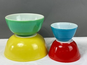 lot 251 image: Pyrex Primary Colors Nesting Mixing Bowl Set