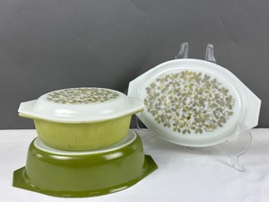 lot 253 image: Two Vintage Pyrex Green Olive Pattern Casserole Dishes