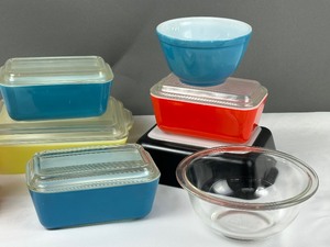 lot 254 image: Pyrex Fun Large Variety of Vintage Pyrex