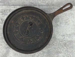 lot 292 image: Vintage Griswald Cast Iron Abel Skiver Pancake Pan with Lid