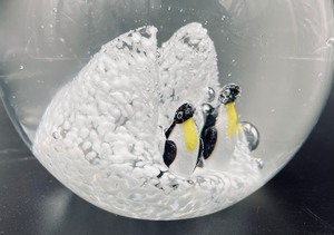 lot 298 image: Dynasty Gallery Heirloom Collectable Paperweight