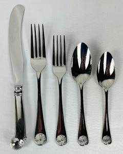 lot 297 image: 4 Sets of Lenox Kirk Steiff Williamsburg Royal Shell 5 Piece Silver Plated Flatware