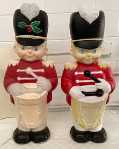 lot 322 image: Two Vintage Blow Mold Soldiers