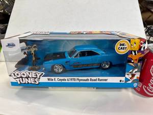 lot 7 image: Jada Looney Tunes 1970 Wile E Coyote 124
