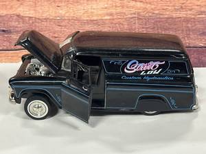 lot 58 image: Jada 1957 Suburban 124