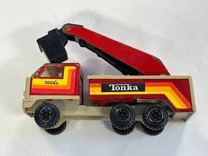lot 63 image: Vintage Tonka Boom Truck 6 Inches Long