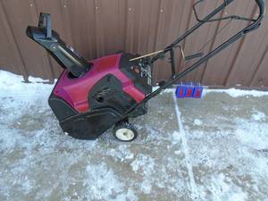 Toro 5 hp snow thrower. Good used condition. Tested & works. As shown.