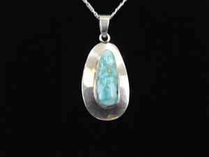 .925 Sterling Silver Light Green Turquoise Cabochon Pendant Necklace