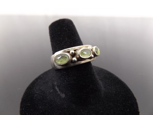 .925 Sterling Silver Peridot Cabochon Ring Size 7