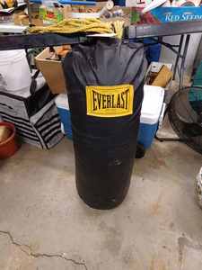 Everlast Boxing Equipment 36-inch Punching Bag with 2-inch X 58-inch Everlast Square Tube with Nylon Rope to Hang Bag