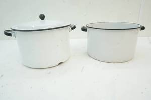 2 enamel pots