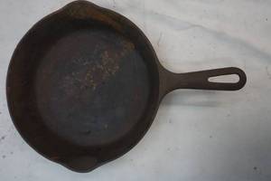 Griswold cast iron fry pan