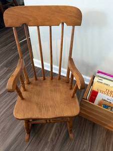 Childrens Chairs with Assorted Books in Heart Crate Lot