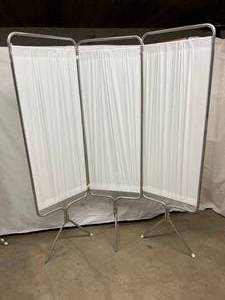 lot 14 image: MSRP $550 EACH&nbspThe Privess Modular Folding Privacy Screens lightweight & unique snap together steel framework that provides 360° swivel and infinite connectivity. Multiple modular units are easily connected - THIS IS FOR 1