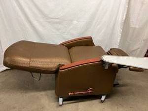 lot 17 image: MSRP $4000 HIGH QUALITY&nbspLAZYBOY MEDICAL GRADE EXTRA WIDE PATIENT ROOM LOUNGE GERI CHAIR RECLINER ON 4 LOCKING WHEELS, SWINGAWAY & REMOVABLE TRAY PLUS PULL OUT FOOT PLATE - WORKS GREAT