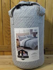 lot 10 image: Scott Living 3 Piece Comforter Set  Queen  Belcarra Blue