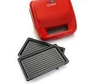 lot 113 image: Cooks Companion 750W Waffle Maker & Panini Press w Plates  Red