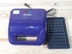 lot 112 image: Cooks Companion 750W Waffle Maker & Panini Press w Plates  Plum