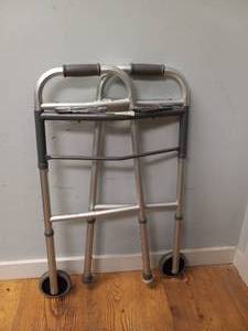MEDLINE GUARDIAN ADJUSTABLE FOLDING WALKER