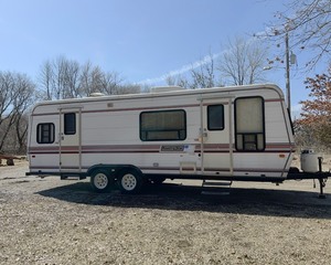 lot 68 image: 1990 Kountry Star 26ft Camper