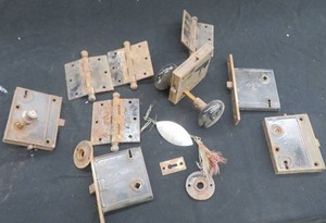 VINATGE DOOR KNOBS N MORE