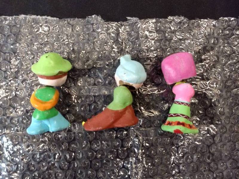 lot 68 image: Asian Japanese Bobble Heads