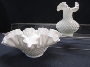 lot 6 image: Vintage Hobnail Milk Glass