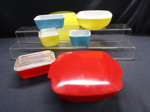 lot 8 image: Vintage Pyrex