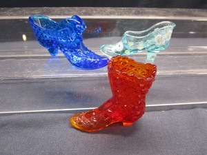 lot 9 image: Fenton Glass Shoes