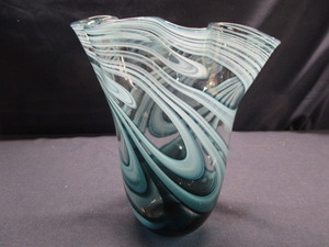 lot 22 image: Vase - Art Glass