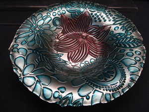 lot 24 image: Art Glass Bowl