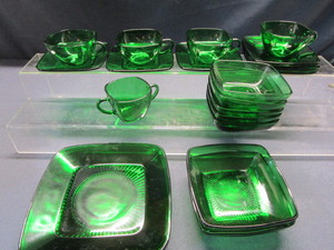 lot 33 image: Forest Green Square Dishes
