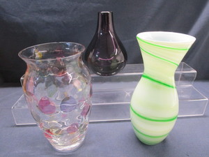 lot 65 image: Vases