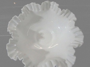 lot 89 image: Vintage Milk Glass Console Bowl