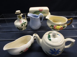 lot 96 image: USA, English, Pfaltzgraff, Buffalo