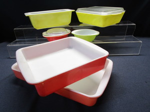 lot 109 image: Vintage Pyrex