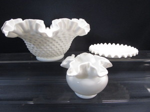 lot 114 image: Vintage Milk Glass